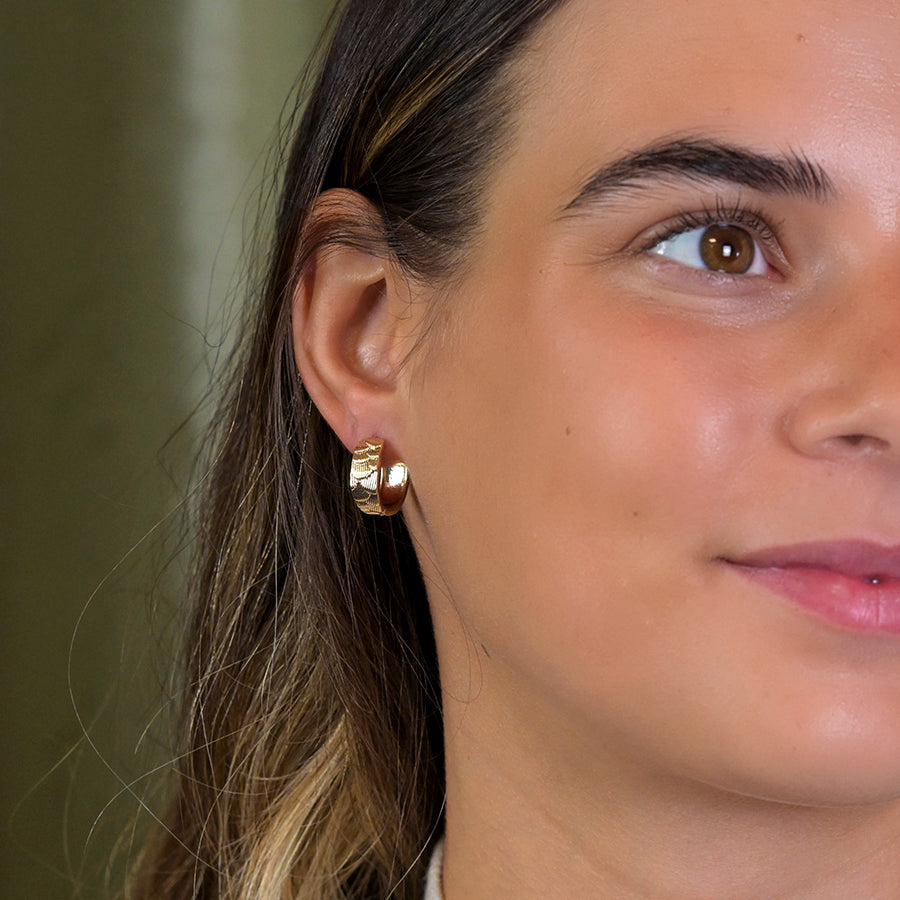 Scallop Embossed Hoop Earrings - Gold