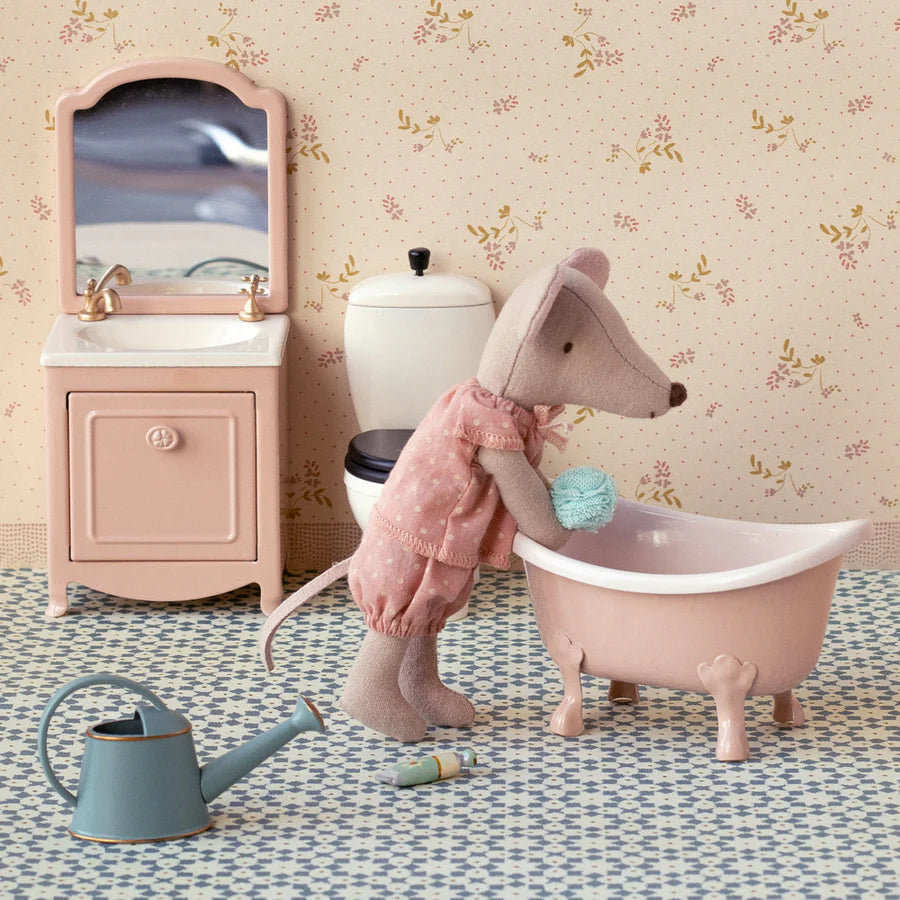 Maileg - Big Sister Mouse in Matchbox Magnetic Hands