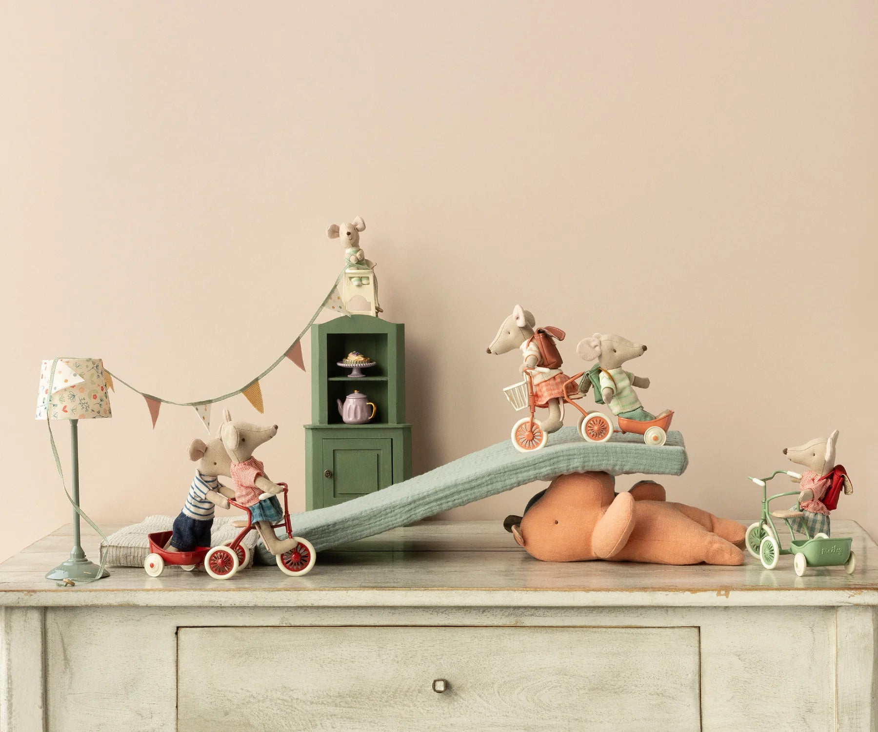 Maileg - Abri a Tricycle - Red