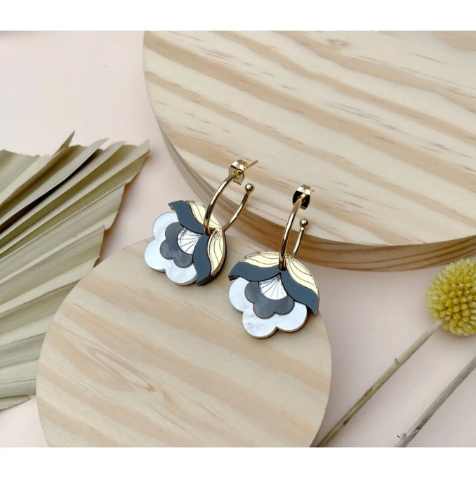 Rosa Pietsch - Anna Retro Flower Hoop Earrings: Metallic